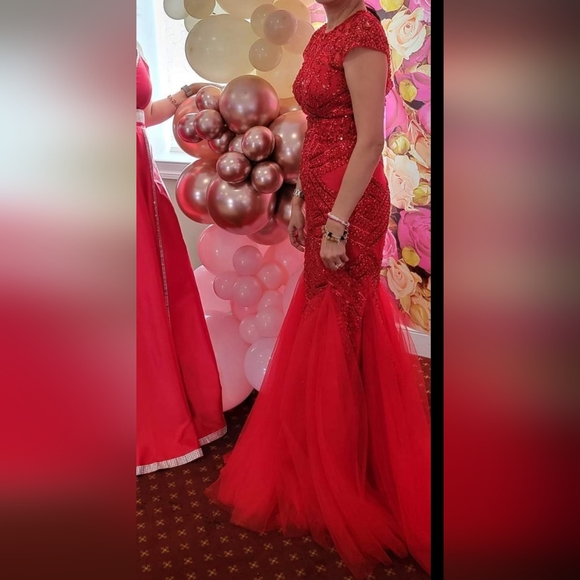 Beautiful Red Beaded Sheri Hill Size 2 - Picture 1 of 8